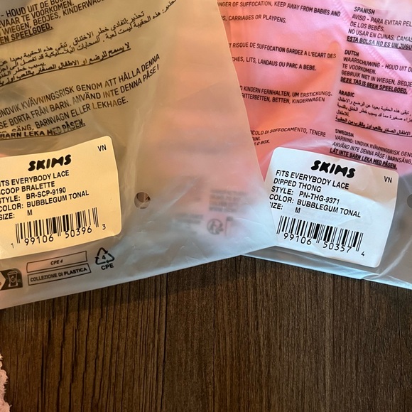 SKIMS Fits Everybody Lace
Scoop Bralette and Thong bundle Bubblegum color - Picture 5 of 13